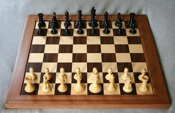 "Şah mat" sözü kral öldü manasındadır, İngilizcedeki "Checkmate" bu kökenden gelmektedir.