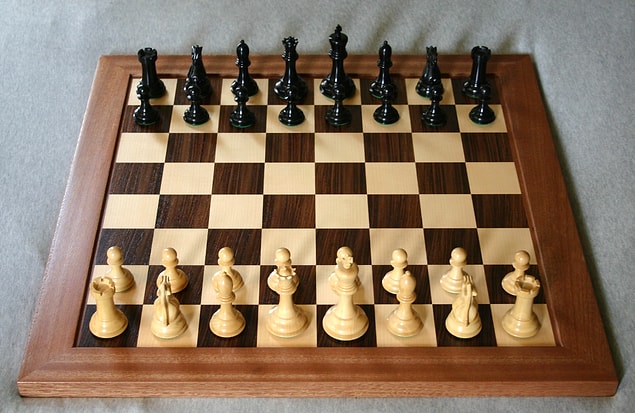 "Şah mat" sözü kral öldü manasındadır, İngilizcedeki "Checkmate" bu kökenden gelmektedir.