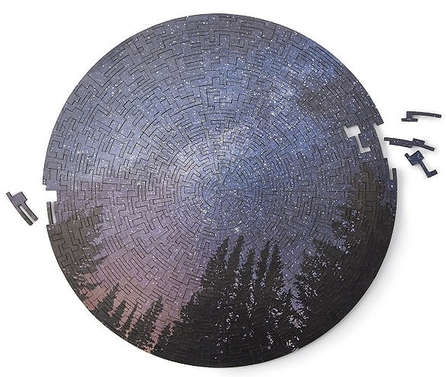 10. Samanyolu görseliyle ahşap, dairesel bir puzzle: