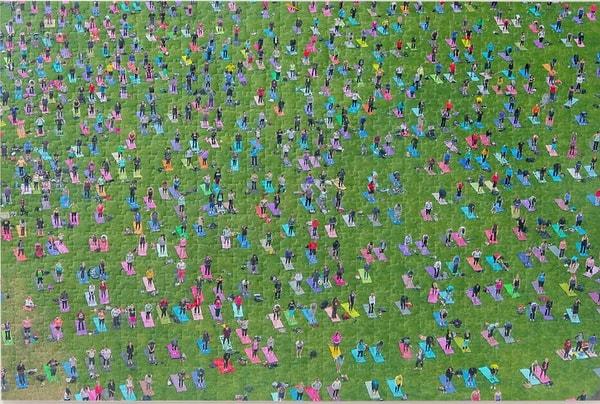 11. Yeşillik bir alanda bir grup insanın yoga yaptığı bu puzzle tamamlaması hiç de kolay olmayanlardan!