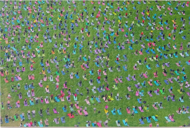 11. Yeşillik bir alanda bir grup insanın yoga yaptığı bu puzzle tamamlaması hiç de kolay olmayanlardan!