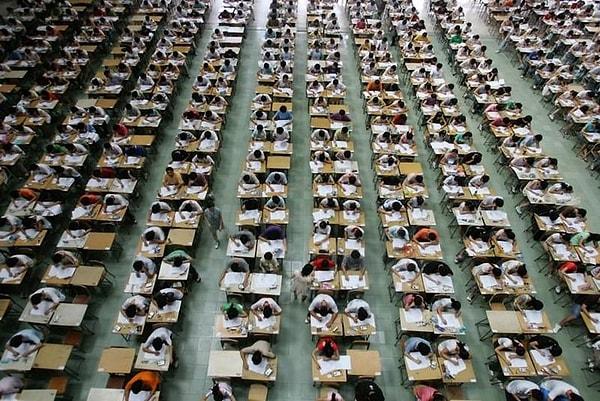 Her yıl temmuzda gerçekleşen bu sınav sadece Çin'de değil, öğrencilerin ABD, İtalya, İngiltere gibi ülkelerde de üniversitelere yerleşebilecekleri puanı belirliyor.