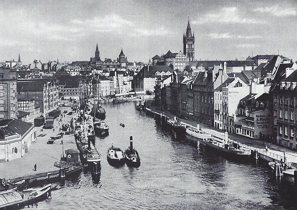 Кант, будучи очень скурпулезным как в своей работе, так и в повседневной жизни, особенно известен своим не меняющимся распорядком дня. Рутина, которая кажется современному человеку невыносимой в карантинных условиях, была нормой для Канта.