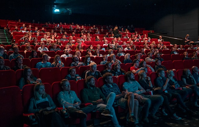 13. Sinema görevlisi: