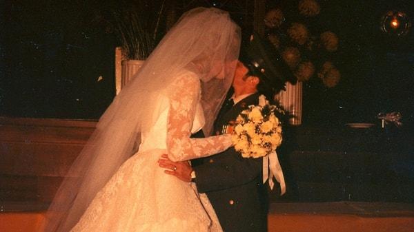 1971'de güzel bir düğünle evlenen çift önlerindeki bir yılda bazı sorunlarla boğuşmak zorunda kalırlar.