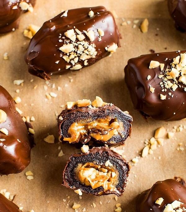 1. Ramazandan kalan hurmalarla yapabileceğiniz: Çikolatalı Hurma
