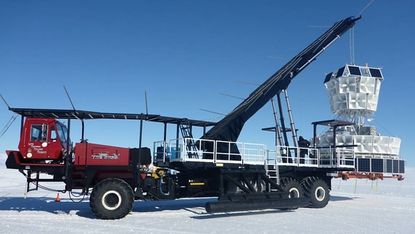 В качестве доказательств существования параллельных вселенных были представлены результаты исследований, проведенных Антарктической импульсной транзиторной антенны (ANITA), поддерживаемой НАСА.