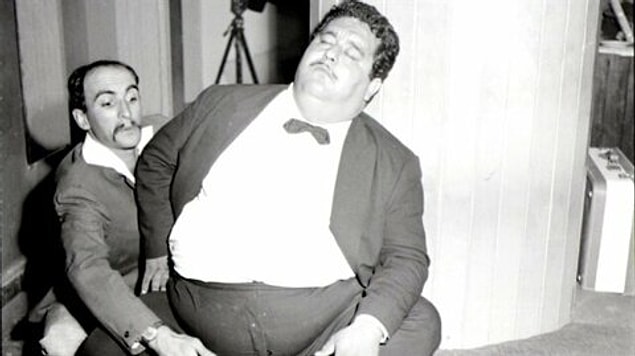 Necdet Tosun 3 Ağustos 1926'de Balıkesir, Burhaniye'de doğdu.