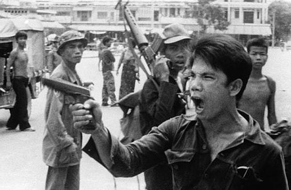 9. 1970'lerde Kamboçya'da insanlar eğitimci oldukları ya da sadece gözlük taktıkları için öldürülmüşlerdi.
