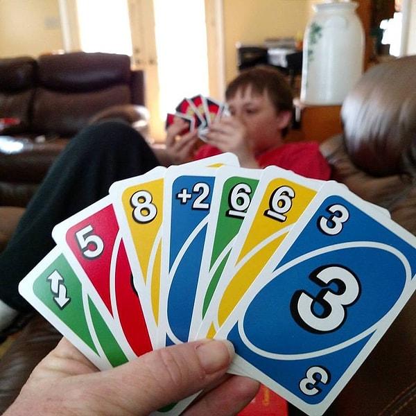 7. "Uno oynarken elinizde tek kart kaldığında "Uno!" demenizin sebebi uno kelimesinin İspanyolcada "bir" demek olduğudur."