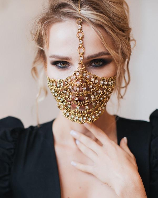 3. Gösteriş bağımlıları için mücevher maskeler çıkarıldı.
