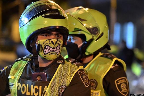10. Kolombiya'da polisler ilginç maskeler takıyor.
