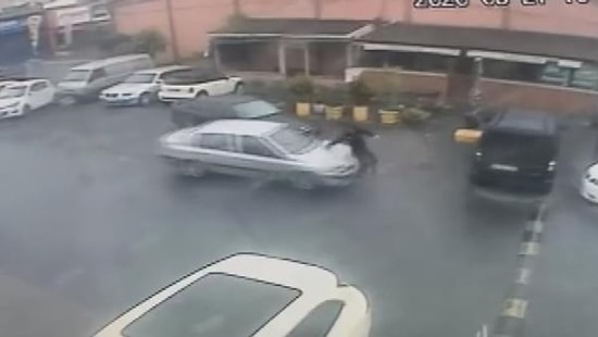 Şaka Olsun Diye Arkadaşının Üstüne Arabayı Süren Adam Yağmur Nedeniyle Kayınca Önce Arkadaşına Sonra Başka Araca Çarptı