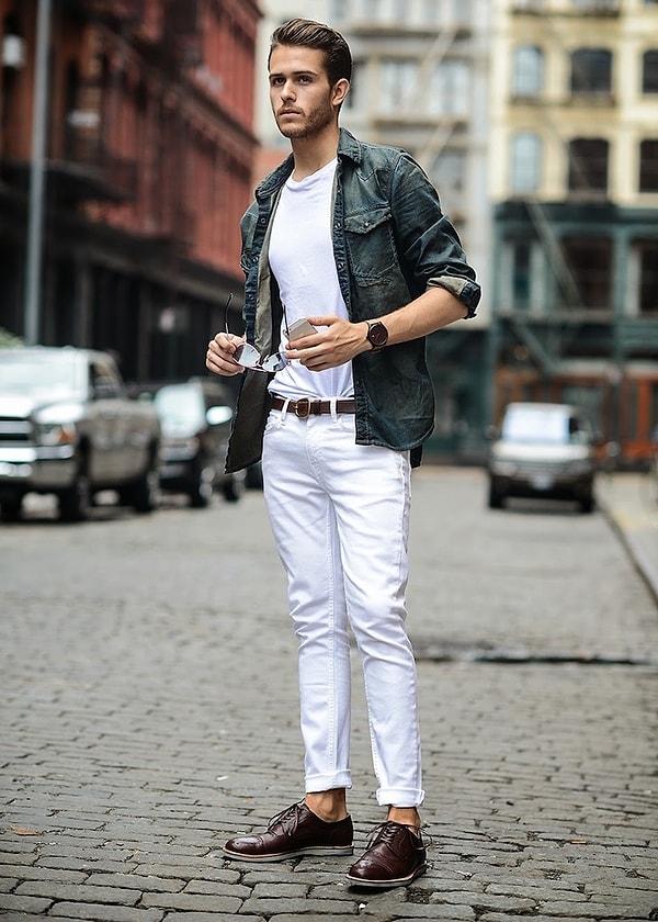 Beyaz pantolon, tartışmalı bir parça kesinlikle.