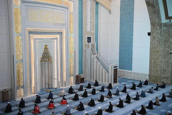 Bayram namazının kılındığı tek yer Ahmet Hamdi Akseki Camii oldu