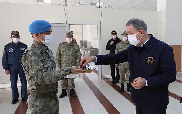 Milli Savunma Bakanı Akar, sınır hattında askerlerle bayramlaştı