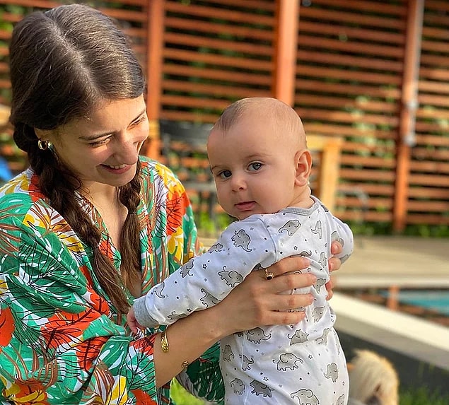 Hazal Kaya ve Ali Atay çiftinin hık demiş babasının burnundan düşmüş Fikret Ali'sini bilmeyen yoktur. İlk zamanlar nazarlardan saklamak için annesi yüzünü göstermese de sonradan paylaştığı fotoğrafla babasına benzerliği Twitter'da trend olmuştu.