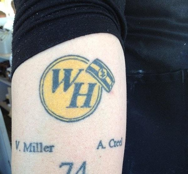 13. "'Waffle House' adlı kafemizdeki garson koluna bu dövmeyi yaptırmış. Buna kendini adamak derler."