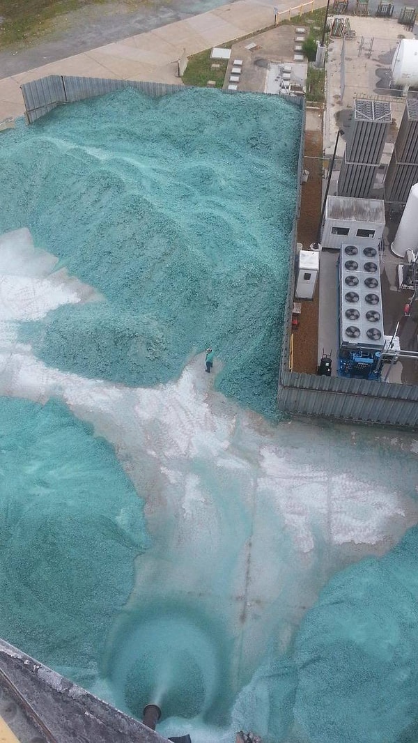 4. «Мой папа работает в месте, где делают автомобильные ветровые стекла. Вот лишняя пыль, которая остается после того, как работа сделана (человек для сравнения). ”