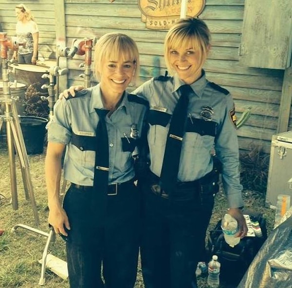 4. Риз Уизерспун на съемках "Красотки в бегах" и ее дублерша Марни Энг, который снялась в более чем 150 фильмах