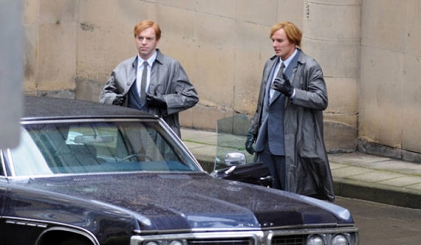 9. Хьюго Уоллес Уивинг на съемочной площадке "Облачного атласа" со своим дублером Марко Альбрехтом