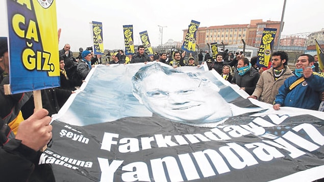 'En Büyük Delilimiz Alın Terimiz' pankartları ile sahaya çıkan futbolculardan tutun da taraftarına varana kadar aklanmaya kenetlenmiş bir Fenerbahçe vardı.