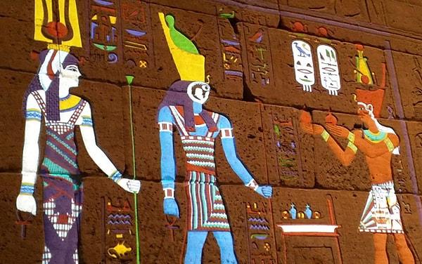 3. Renkleri solup gitmeden önce antik hiyerogliflerin görünüşü: