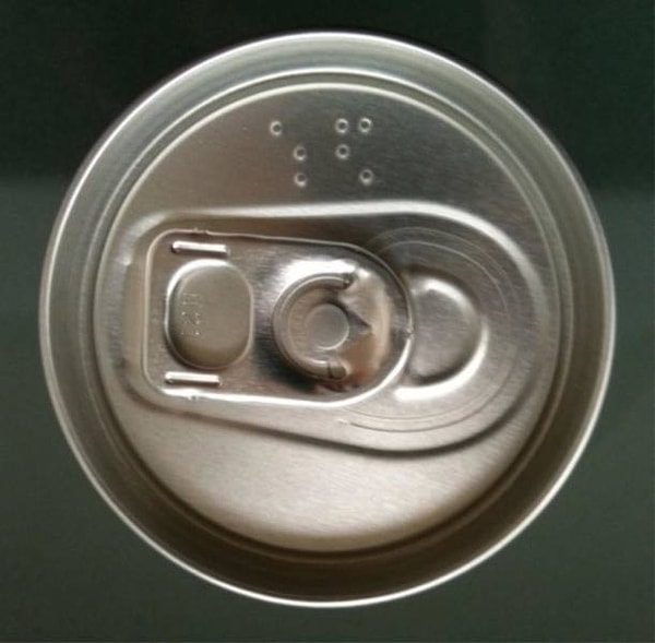 9. Пивные банки в Японии имеют шрифт Брайля, чтобы слепые люди знали, что держат в руках банку пива. Это было сделано для того, чтобы они не путали их с газировкой и соками.