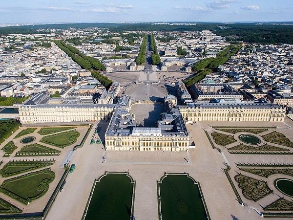 Elinizdeki parayla dünyanın en büyük kraliyet sarayı Versay Sarayı'nı alabilirsiniz.