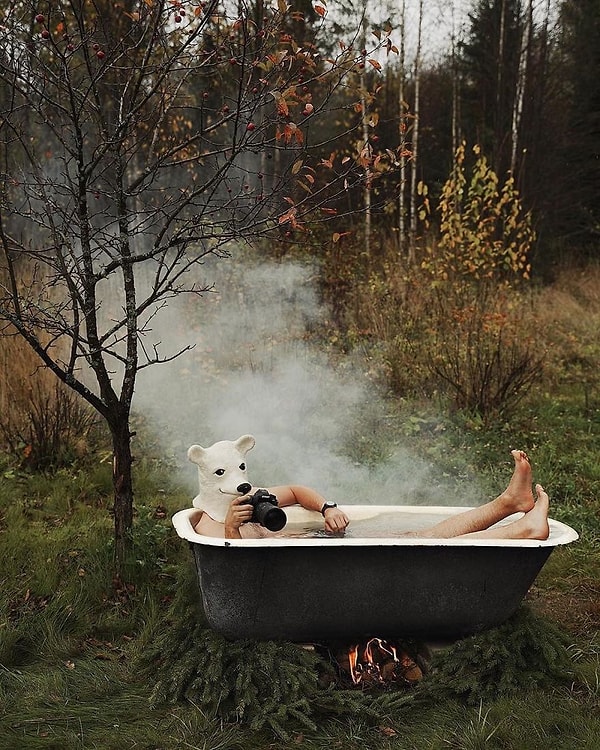 Сейчас, во время карантина, он решил воссоздать свои фотографии с путешествий, не выходя из дома