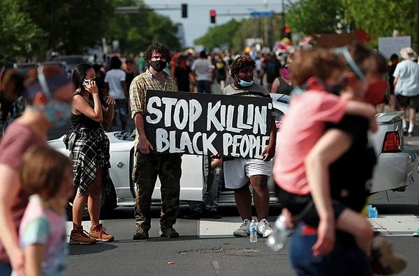 Floyd’un öldürüldüğü yerde ve Minneapolis Polis Merkezi önünde toplanan binlerce protestocu, ‘Siyahların yaşamı değerlidir’, ‘Siyahları öldürmeye son verin’, ‘Nefes alamıyorum’ gibi pankartlar taşıdı.