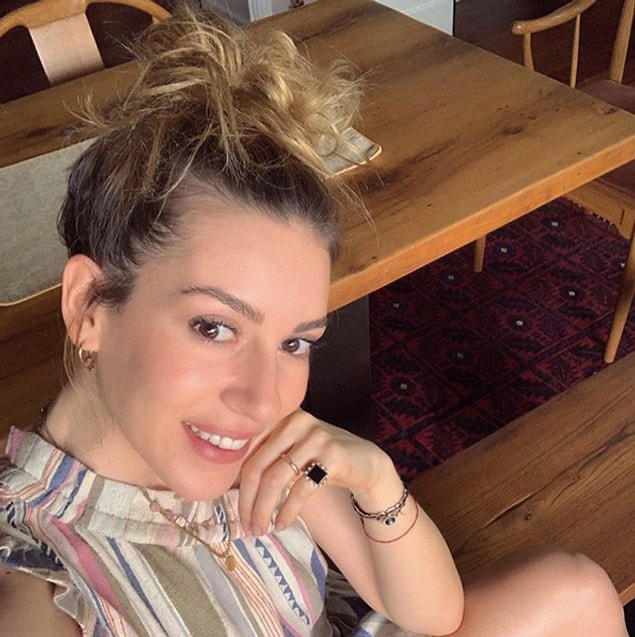 4 aylık hamile olan Sinem Kobal'ın, kız bebek beklediği de gelen bilgiler arasında. Kobal Instagram'da en son bu fotoğrafı paylaştı ama göbüşünü göremedik.