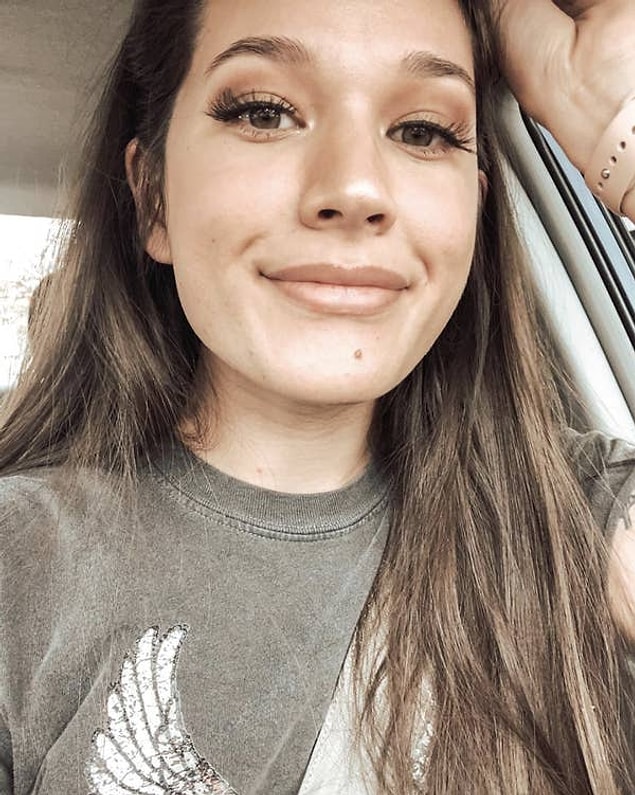 Lizzie yaşadığı süreci şu sözleri ile açıkladı:"Bundan 3 yıl önce böbrek taşı düşürmüşcesine bir ağrıya maruz kaldım. Hayatımda bana en acı veren şeydi diyebilirim. Sırtımda ve alt karın bölgemde dayanılması güç ağrılar oluşmuştu."