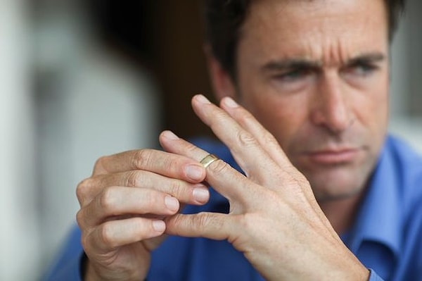 Мужчины с более длинным безымянным пальцем имеют более низкий риск смерти от КОВИД-19 и переживают коронавирус с более легкими симптомами.