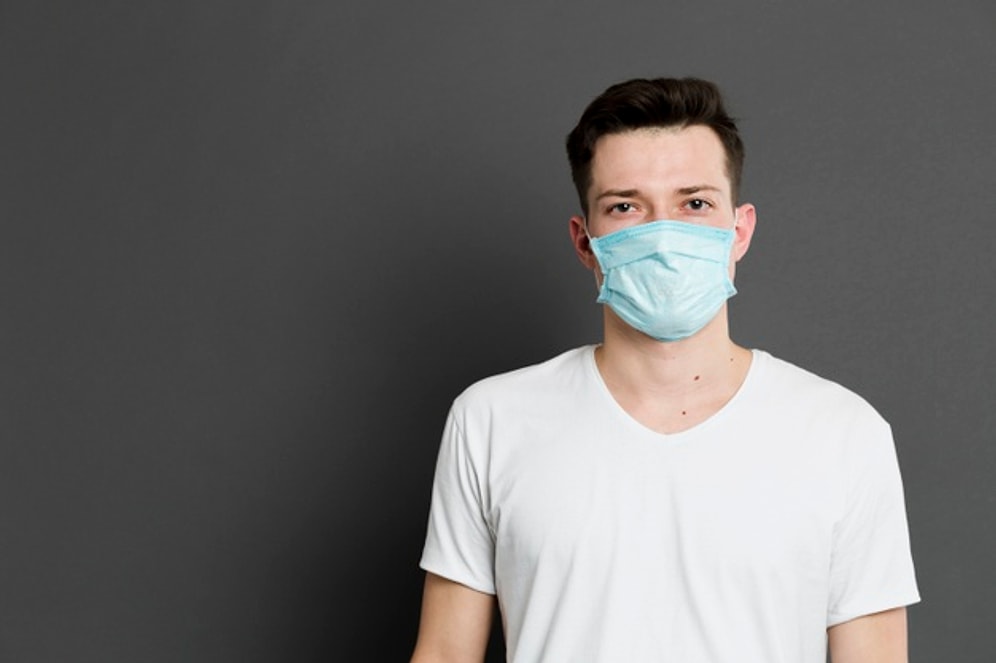 Ученые считают, что длина безымянного пальца у мужчин влияет на уровень их смертности от коронавируса