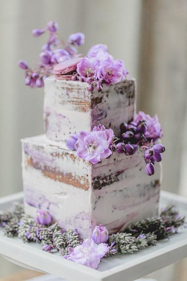 1. Bu yaz düğününüz varsa pastanızı mor renkle süsletmeniz harika olabilir.
