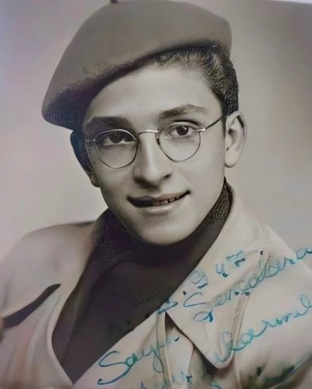 16. Türk müziğinin en kıymetli isimlerinden, 'keşke aramızda olsaydı' dediğimiz Zeki Müren, Bursa, 1947.
