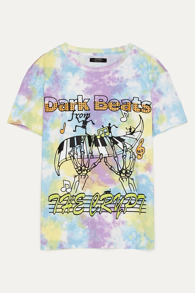 9. Bershka'nın batik desenli bu rengarenk tişörtü de çok satanlar arasında.