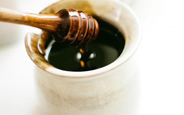 21. Вопрос о том, является ли потребление меда подходящим для вегетарианской формы питания, является предметом споров со стороны разных сообществ.