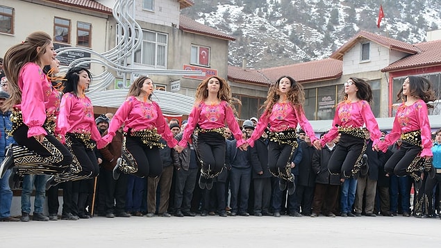 Kitapta el ele halay çekmenin İslam'a aykırı olduğu belirtildi.