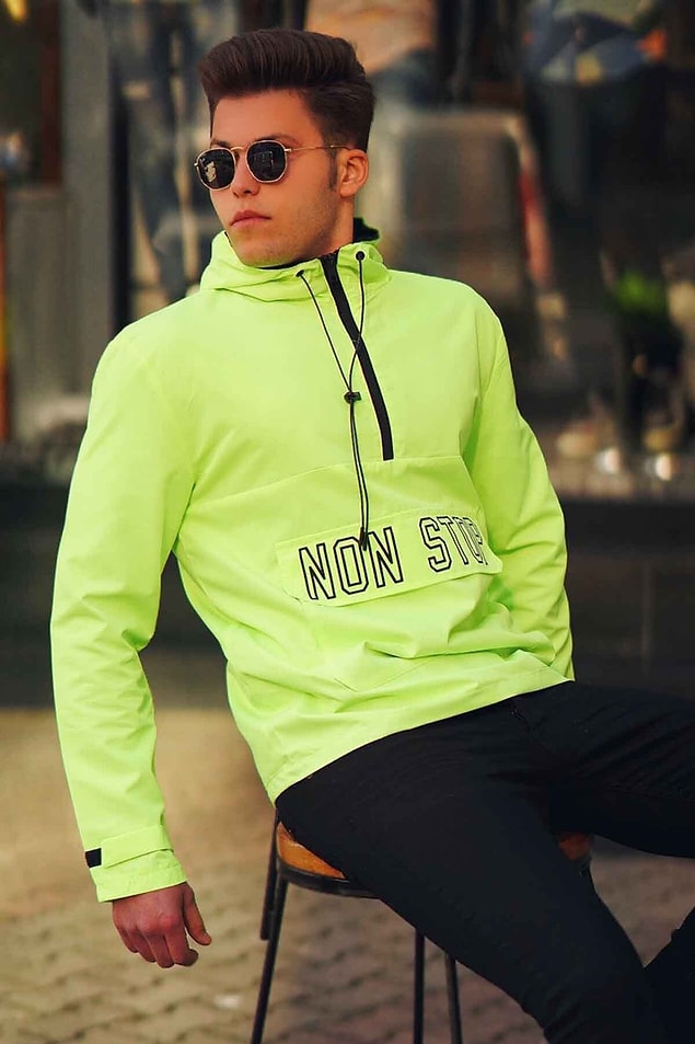 13. Madmext su geçirmez mont neon rengiyle çok çarpıcı. Şu anda çok da güzel bir indirimi var!