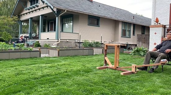 Sosyal Mesafeli Olarak Birbirlerine Bira Göndermenin Yolunu Bulan Komşular