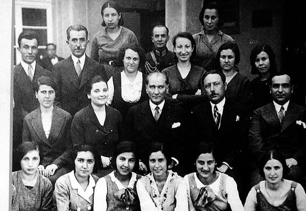 Başöğretmen Atatürk, Türkiye'de birçok alanda yapılan devrimlerin tamamlayıcısı olarak hem eğitimi hem de öğretmenleri görmektedir.