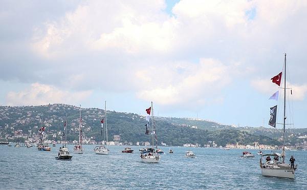 Fatih Sultan Mehmet fotoğrafları ve Türk bayrağı taşıyan tekneler, sahildeki vatandaşlar tarafından ilgiyle takip edildi.