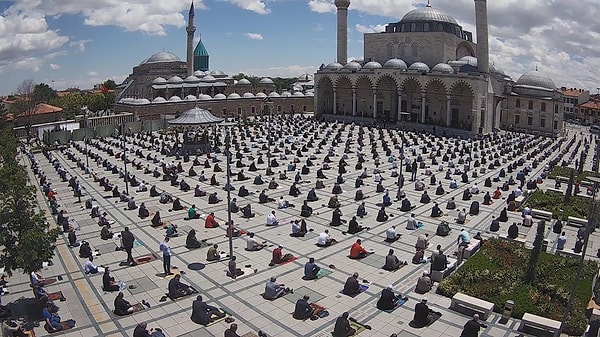 Cuma namazı salgın sonrası ilk kez kılındı