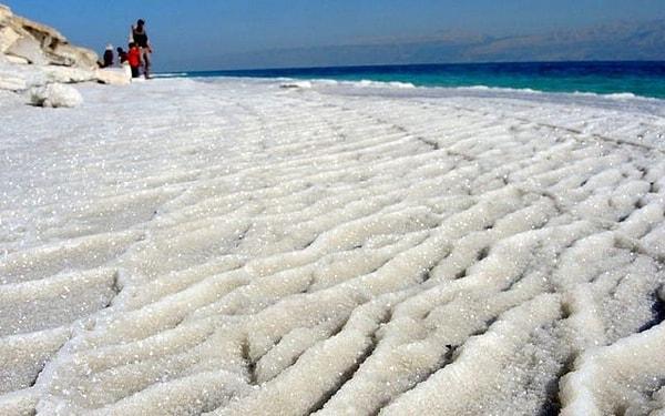 9. Ölü Deniz kuruduğu zaman ortaya böyle bir görüntü çıkıyor.