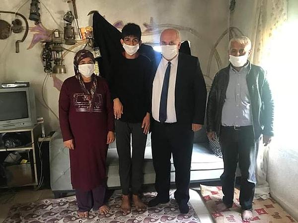 Hatta Yayladağı Belediye Başkanı Mustafa Sayın ve İlçe Kaymakamı Tahir Yılmaz da Taha'yı evinde ziyaret etti.