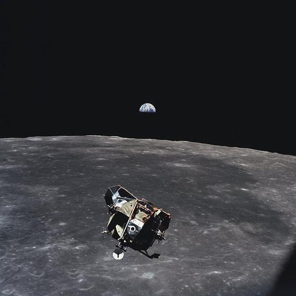 13. 1969'da çekilmiş bu fotoğrafta Michael Collins hariç tüm insanlığı görebilirsiniz.
