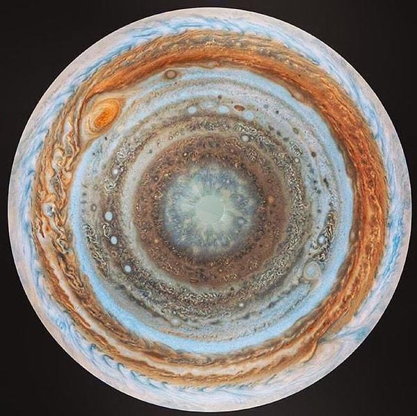 14. Jüpiter'in Güney Kutbu'ndan çekilmiş bir fotoğrafı.
