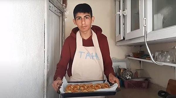 Sosyal medyanın yeni fenomeni 17 yaşındaki Taha Duymaz isimli bu genç. Kendisi Hatay Yayladağı ilçesinin Güveççi köyünde yaşıyor ve yemek videoları çekiyor.